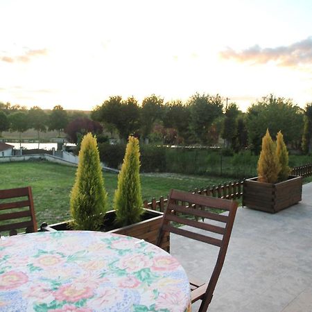 La Maison Et Son Jardin Sur Le Canal De Bourgogne Ravieres Екстериор снимка