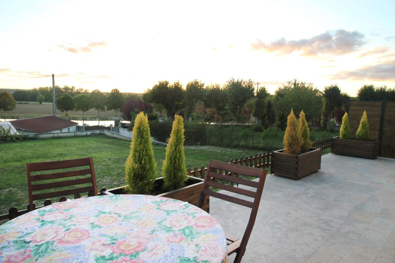 La Maison Et Son Jardin Sur Le Canal De Bourgogne Ravieres Екстериор снимка
