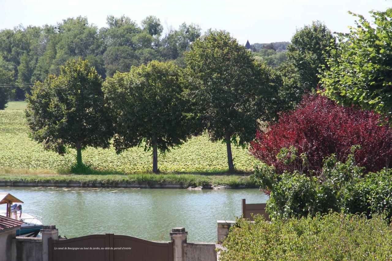 La Maison Et Son Jardin Sur Le Canal De Bourgogne Ravieres Екстериор снимка