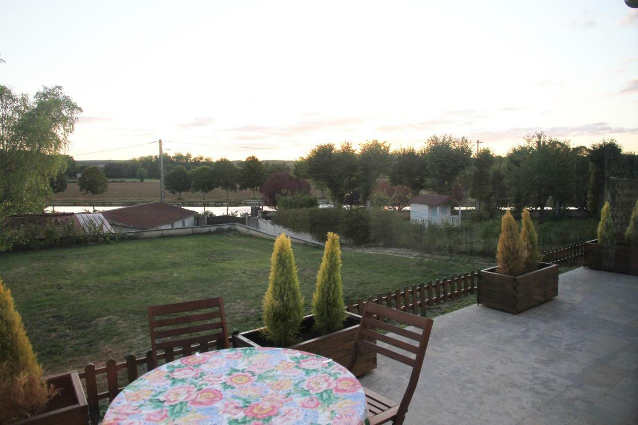 La Maison Et Son Jardin Sur Le Canal De Bourgogne Ravieres Екстериор снимка